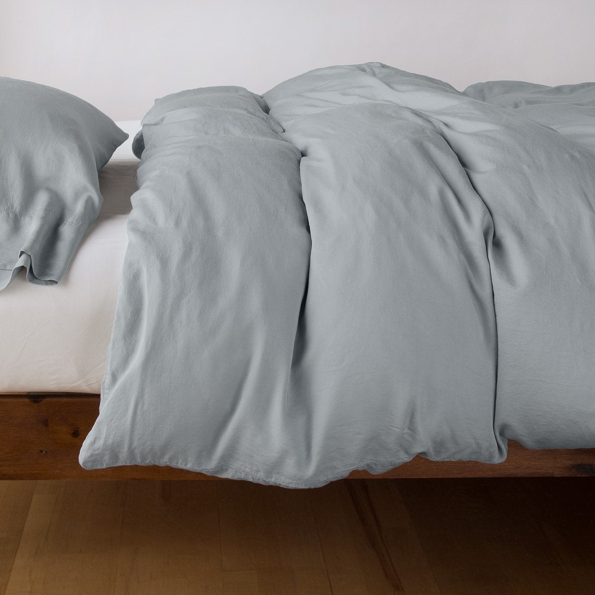 Mineral: duvet cover with matching sleeping pillow and fitted sheet - side view.