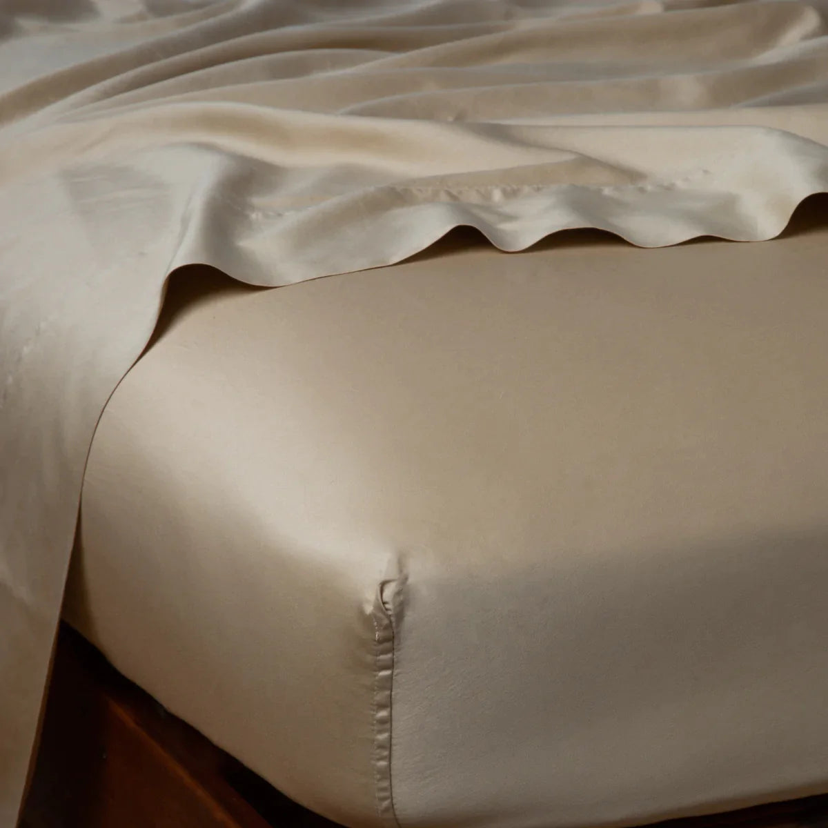 Honeycomb: Cotton sateen fitted sheet shown from the top corner, highlighting the shine of the fabric.