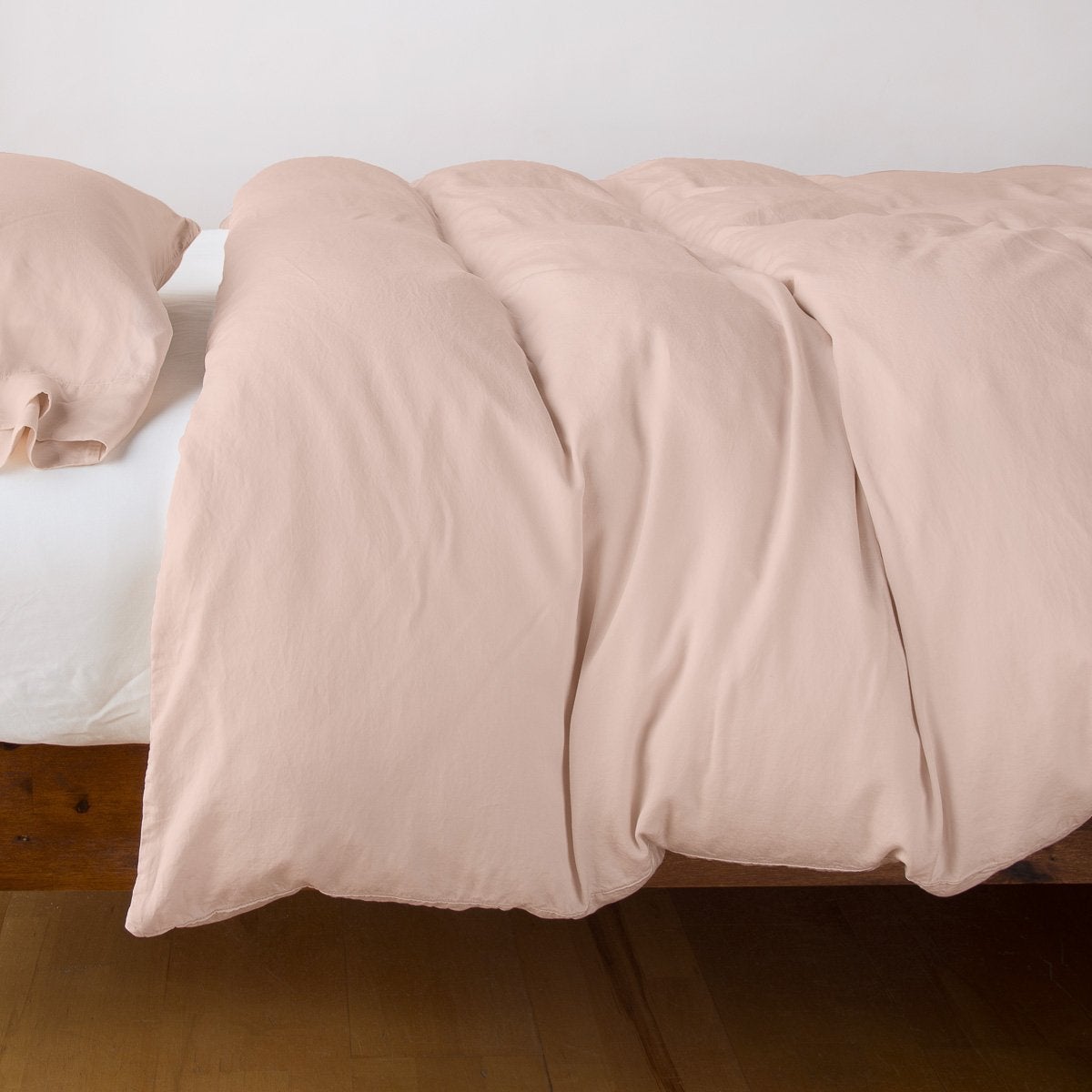 Rouge: duvet cover with matching sleeping pillow and fitted sheet - side view.
