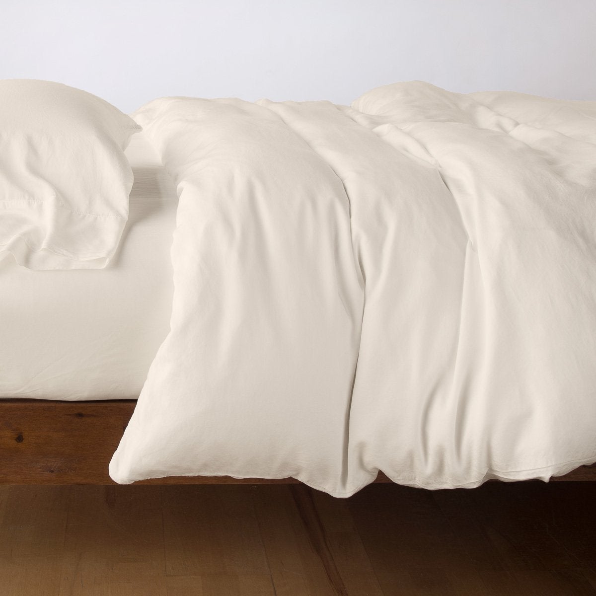 Parchment: duvet cover with matching sleeping pillow and fitted sheet - side view.