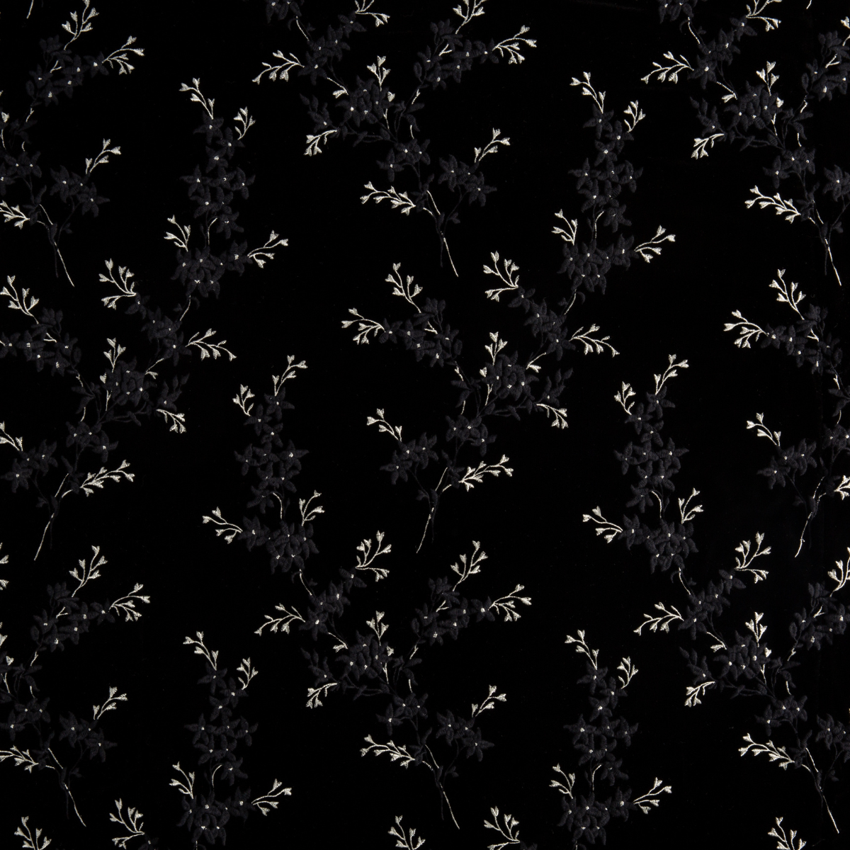 Corvino: A close up of lynette fabric in Corvino, a black tone