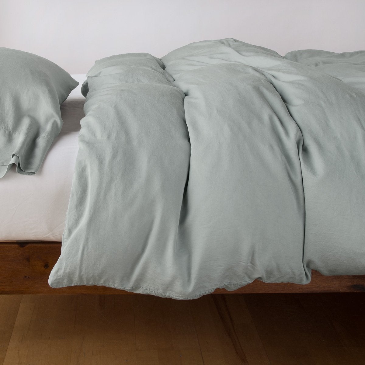 Eucalyptus: duvet cover with matching sleeping pillow and fitted sheet - side view.