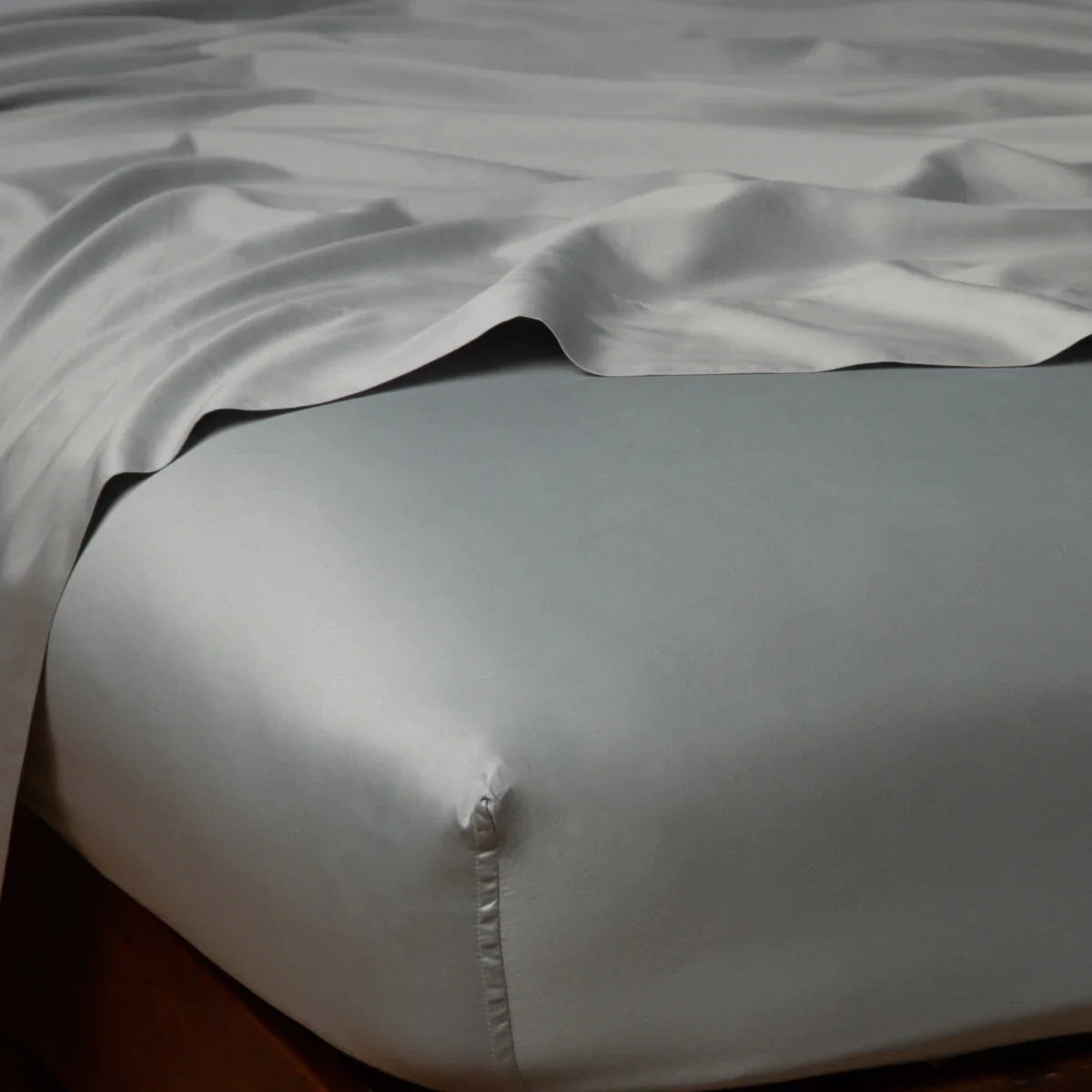 Mineral: Cotton sateen fitted sheet shown from the top corner, highlighting the shine of the fabric.