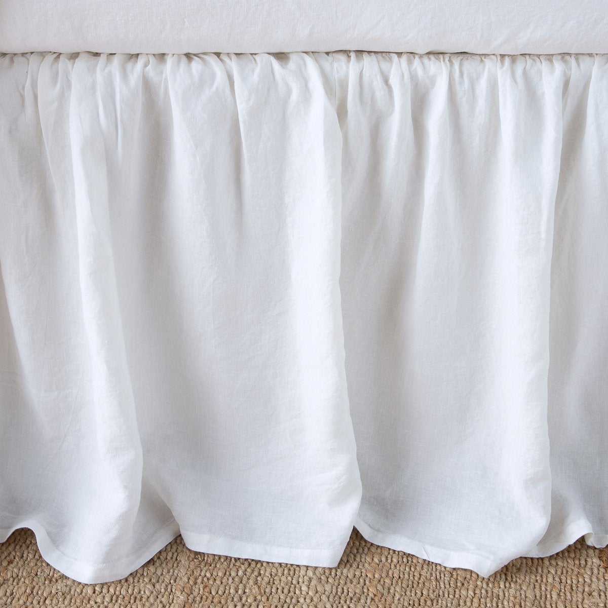 [allvariants]: Close-up of linen bed skirt in white, featuring its softly gathered design.