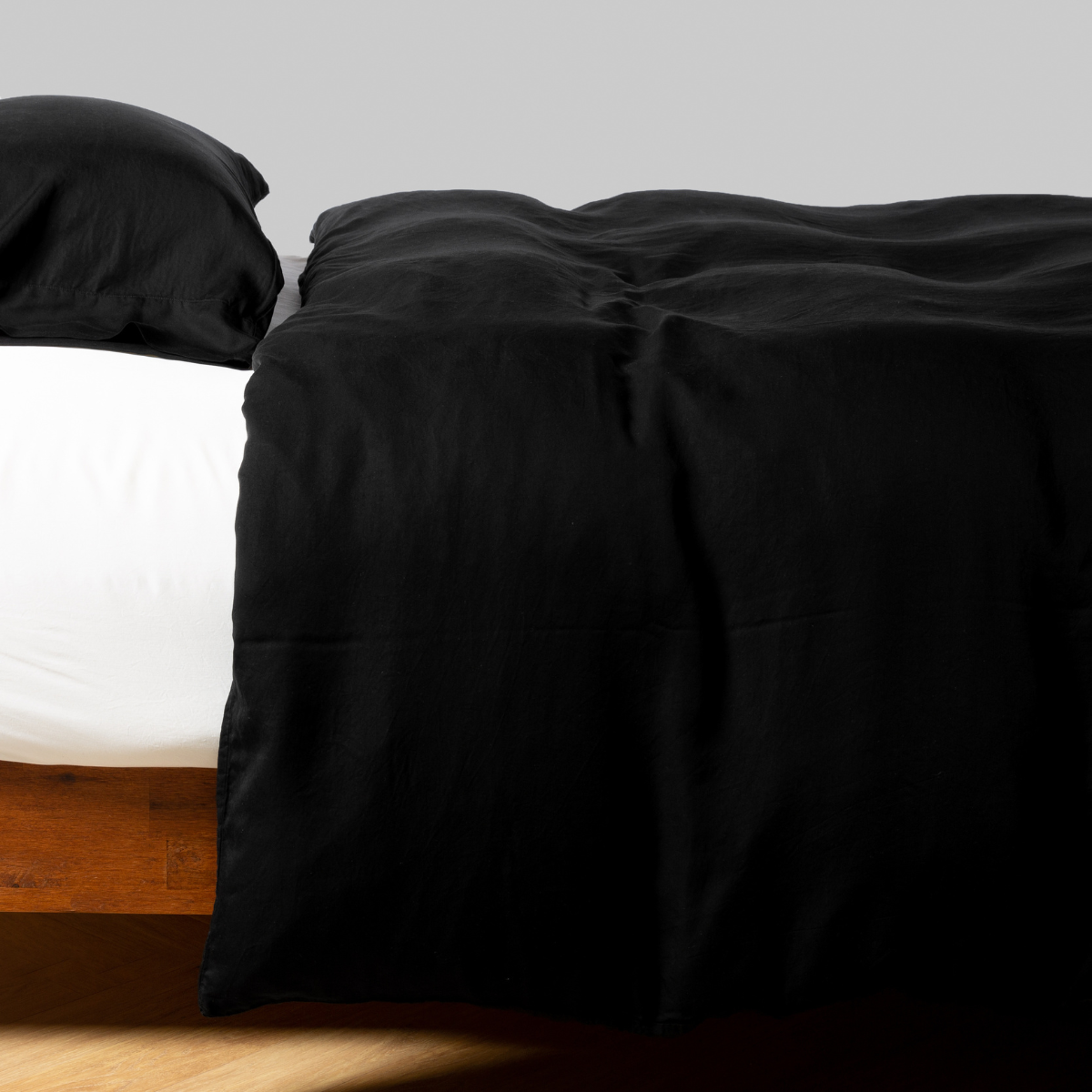 Corvino: duvet cover with matching sleeping pillow and white fitted sheet - side view.