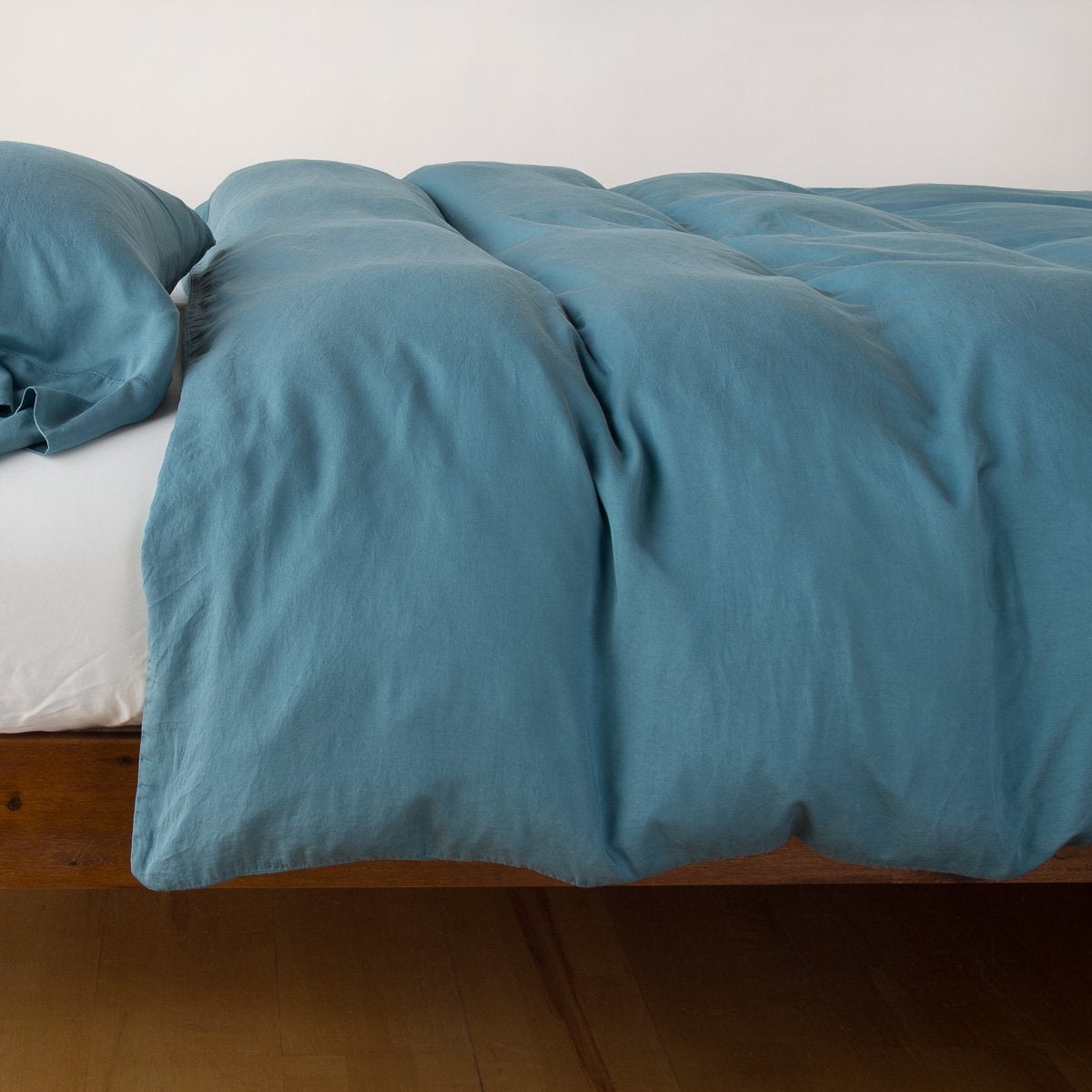Cenote: duvet cover with matching sleeping pillow and fitted sheet - side view.