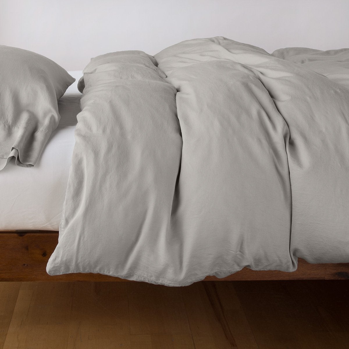 Fog: duvet cover with matching sleeping pillow and fitted sheet - side view.