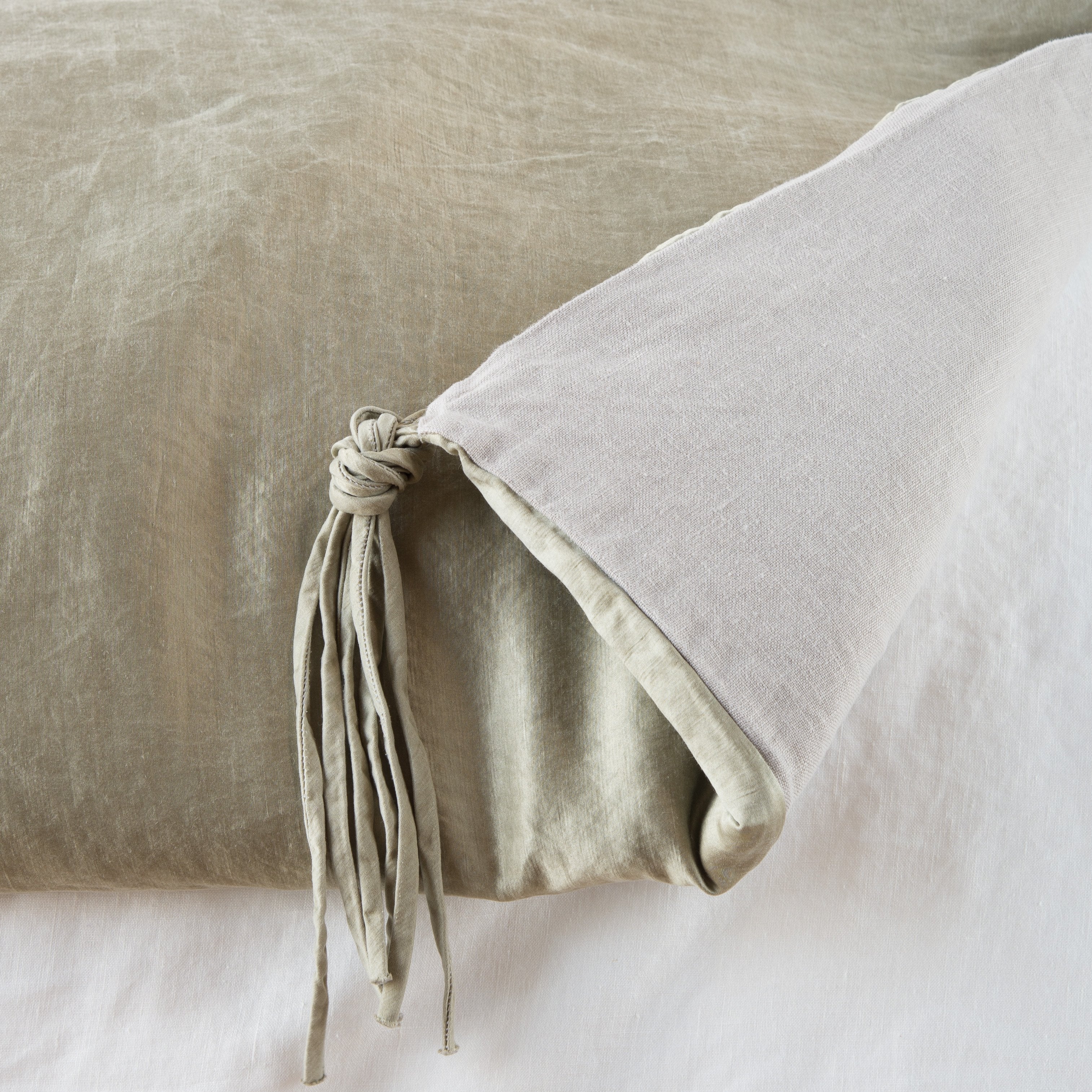 Fog: Close up of blanket, with a corner turned back to showcase the midweight linen back and corner tassel - overhead view.